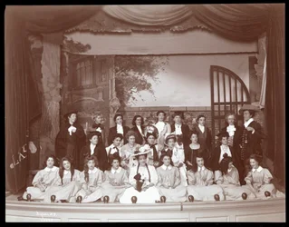 Eine Szene aus einer Amateurproduktion eines Stücks mit dem Titel 