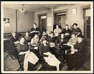 Nähkreis von Frauen in der 115 East 101st Street, East Harlem, New York, 1920