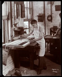 Ein junger Mann arbeitet in der Harrington Piano Co. Fabrik, 1907 (Silbergelatineabzug)