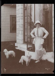 Billie Burke und zwei Hunde in Burkeleigh Crest, ihrem Haus in Hastingson, New York, 1912