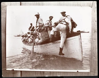 Kopie eines früheren Fotos der Naval Reserves auf Fishers Island, New York mit einer Gruppe von Matrosen in einem Ruderboot, 1898