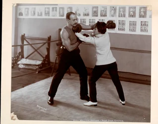 Edna Wallace Hopper posiert in einem Boxring mit Jack Cooper in seinem Fitnessstudio an der Broadway und 37th Street, New York, 1899