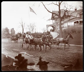 Pferdekutschen auf Riverside Drive vor dem Claremont Inn, New York, ca. 1895
