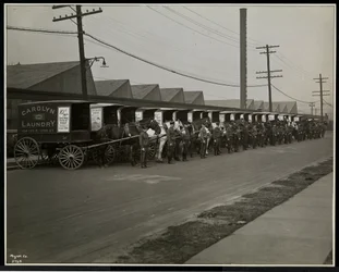 Pferdegezogene Lieferwagen vor der Carolyn Laundry in der 111 East 128th Street, East Harlem, New York, 1929