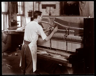 Mann arbeitet in der Hardman, Peck und Co. Klavierfabrik, New York, 1907