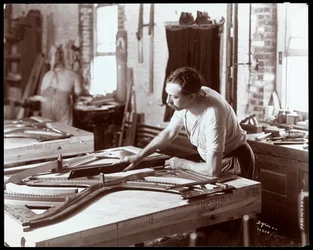 Mann arbeitet in der Hardman, Peck und Co. Klavierfabrik, New York, 1907