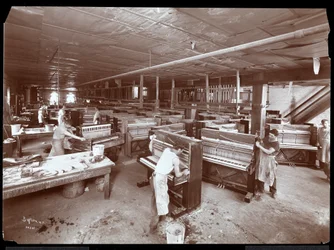 Männer arbeiten in der Harrington Piano Co. Fabrik, 1907
