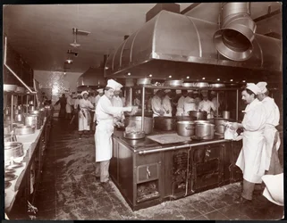 Die Küche im Ritz-Carlton Hotel, ca. 1910-11