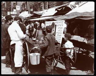 Kinder kaufen Getränke von einem Händler in der Hester Street, New York, 1898