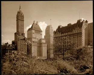 Ansicht des Savoy Plaza Hotels, 59th Street und Fifth Avenue, New York, ca. 1937