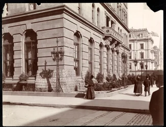 Ansicht des Waldorf Astoria Hotels und der J. J. Astor Residenz entlang der 5th Avenue an der 33. und 34. Straße, New York, 1895 (Silbergelatineabzug)