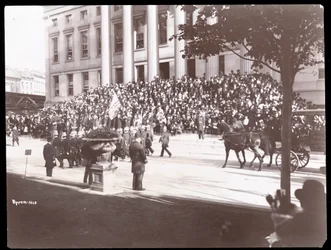 Ansicht der Menge auf den Stufen der Brooklyn Borough Hall während der Brooklyn Police Parade, 1897