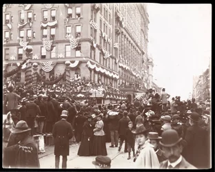 Ansicht der Menschenmengen in der Nähe des Waldorf Astoria Hotels an der 34th Street während der Dewey Parade auf der Fifth Avenue, New York, 1899