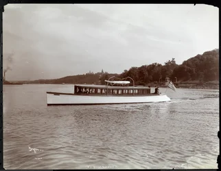 Ansicht der Yacht Delicia der New York Yacht, Launch und Engine Co. auf dem Hudson River in der Nähe von Morris Heights, New York, 1903