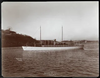 Ansicht der Yacht Mousquetaire der New York Yacht, Launch und Engine Co. auf dem Harlem River, New York, 1905 (Silbergelatineabzug)