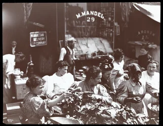 Ansicht von Frauen, die Gemüse von einem Straßenhändler auf der Hester Street, New York, 1898 kaufen