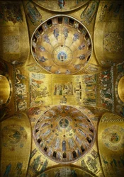 Byzantinische Architektur: Blick auf die Kuppeln mit Mosaiken auf goldenem Hintergrund (romanischer und byzantinischer Stil), die Pfingsten (1250-1300) und die Himmelfahrt (frühes 13. Jahrhundert) darstellen. Basilika San Marco, Venedig