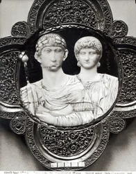 Kamee, die Kaiser Honorius (395-423) und seine Frau Maria darstellt (Elfenbein und Metall)