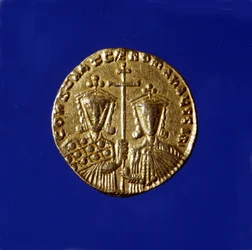 Goldmünze mit dem Abbild der Kaiser Konstantin VII. Porphyrogenet (913 - 959) und seines Sohnes Roman II. (959 - 963)