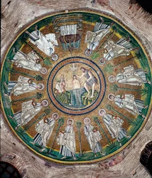 Die Taufe Christi im Jordan (personifiziert durch die Figur links) und die zwölf Apostel. Mosaik der Kuppel des Baptisteriums der Arianer (Battistero degli Ariani). 5. oder 6. Jahrhundert. Ravenna. Italien