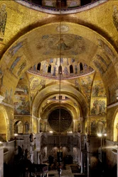 Byzantinische Architektur: Blick auf das südliche Querschiff (mit Kuppel, die dem Heiligen Leonard gewidmet ist), die Rosette. 1542-1551 Basilika San Marco, Venedig