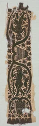 Seltenes Seidentunikafragment mit Zierärmelband, 400er-500er Jahre (Leinwandbindung, Seide, Gobelinbindung mit zusätzlichem Schussfaden, ungebleichtes Leinen, gefärbte Wolle, Seide)