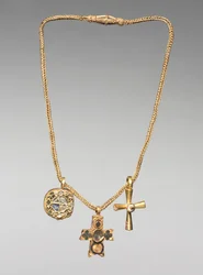 Kette mit Anhänger und zwei Kreuzen
