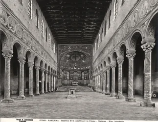 Innenansicht des Kirchenschiffs und der Apsis