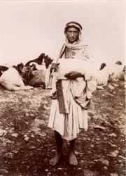 Ein Hirtenjunge trägt ein Lamm, c.1894-1914