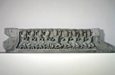 Giebel mit neun tanzenden Apsaras, spätes 12. - frühes 13. Jahrhundert, aus Bayon, Angkor Thom