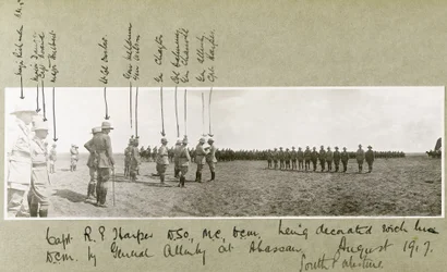 General Allenby dekoriert Captain Harper mit dem D.C.M. bei einer Zeremonie in Abassan, Südpalästina, August 1917