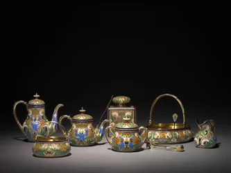 Heißwasserkanne, Zuckerdose mit Deckel, Teedose, Teekanne, Zuckerzange, Zitronengabel, Zuckerbehälter, Kuchenbehälter, Sahnekrug, Teesieb und Zuckersieb, vor 1896 und 1896-1906