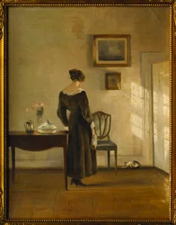Ein Interieur mit einer Frau, die eine Katze füttert