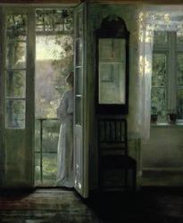 Mädchen auf einem Balkon stehend