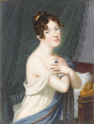 Eine Dame, vor einem Bett und grünen Vorhängen stehend, hält ihr weißes Hemd und eine blau bestickte Stola an ihre Brust, ein goldener Kamm in ihrem gelockten und hochgesteckten Haar
