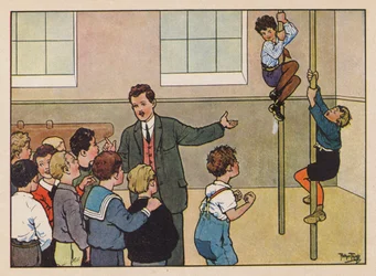 Jungen klettern an Stangen in der Turnhalle