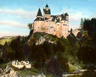 Rumänien, Transsilvanien, das Schloss Bran (bekannt als Draculas Schloss) nahe dem Dorf Bran und der Stadt Brasov, um 1920