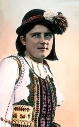 Rumänien, Porträt eines Mädchens in traditioneller Tracht, um 1920