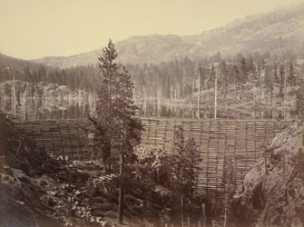 [Rudyard-Stausee (England). Mitteldamm, 114 Fuß hoch; Holzrahmen und Steinfüllung]