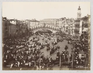 Regatta von Gondeln auf dem Canal Grande in Venedig auf Höhe der Rialtobrücke