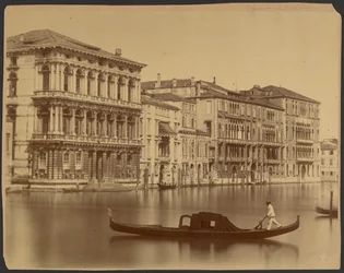 Die Rezzonico-, Giustiniani- und Foscari-Paläste entlang des Canal Grande