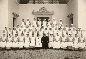 Gruppenfoto einer psychiatrischen Krankenschwester während des Ersten Weltkriegs