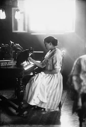 Porträt von Wanda, die an einem Tisch mit ihrer Katze sitzt, Triest, um 1910