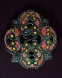 Keltische Kunst: durchbrochene Bronzeplatte mit Emailleeinlagen. 1. Jahrhundert n. Chr. Aus Paillard (Oise). Breteuil, archäologisches Museum