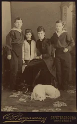 Kaiserin Maria Fjodorowna mit Kindern, Nikolai Alexandrowitsch, Georgi Alexandrowitsch und Xenija Alexandrowna
