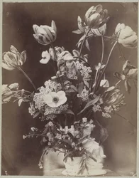 Blumenstudie in Vase mit Kinderfigur