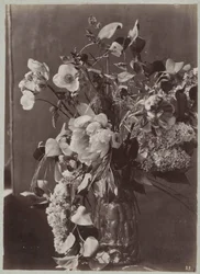 Blumenstudie mit verzierter Vase