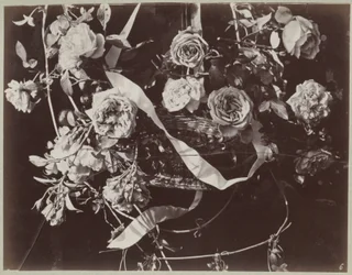Blumenstudie mit Korb und Bändern