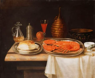 Ein Stillleben mit einem Hummer und Brot auf Tabletts, einer Karaffe Wein und anderen Gegenständen auf einem teilweise drapierten Marmorsims