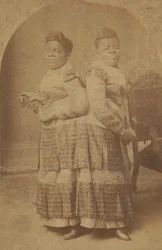 Albuminabzug von Millie und Christine McCoy, 1880er -1890er